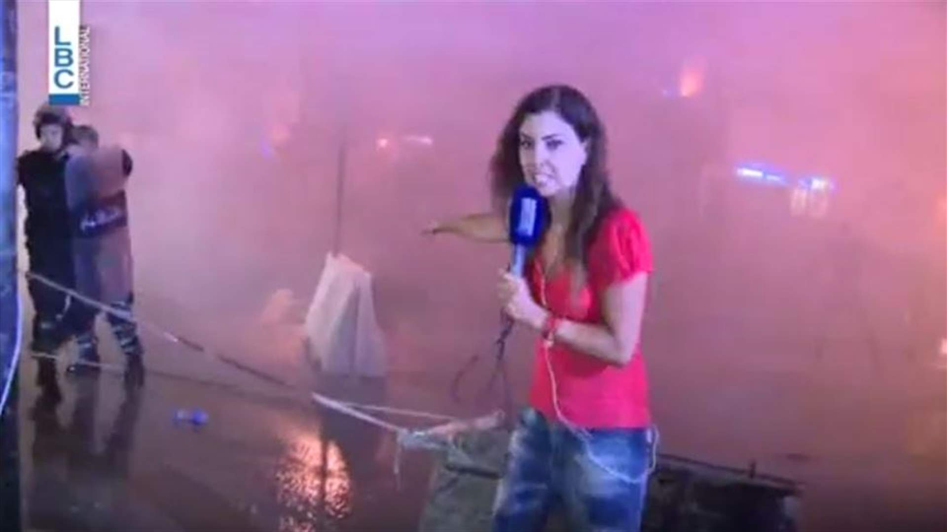 بالفيديو...فريق عمل الـLBCI لم يسلم من الضرب في ساحة رياض الصلح