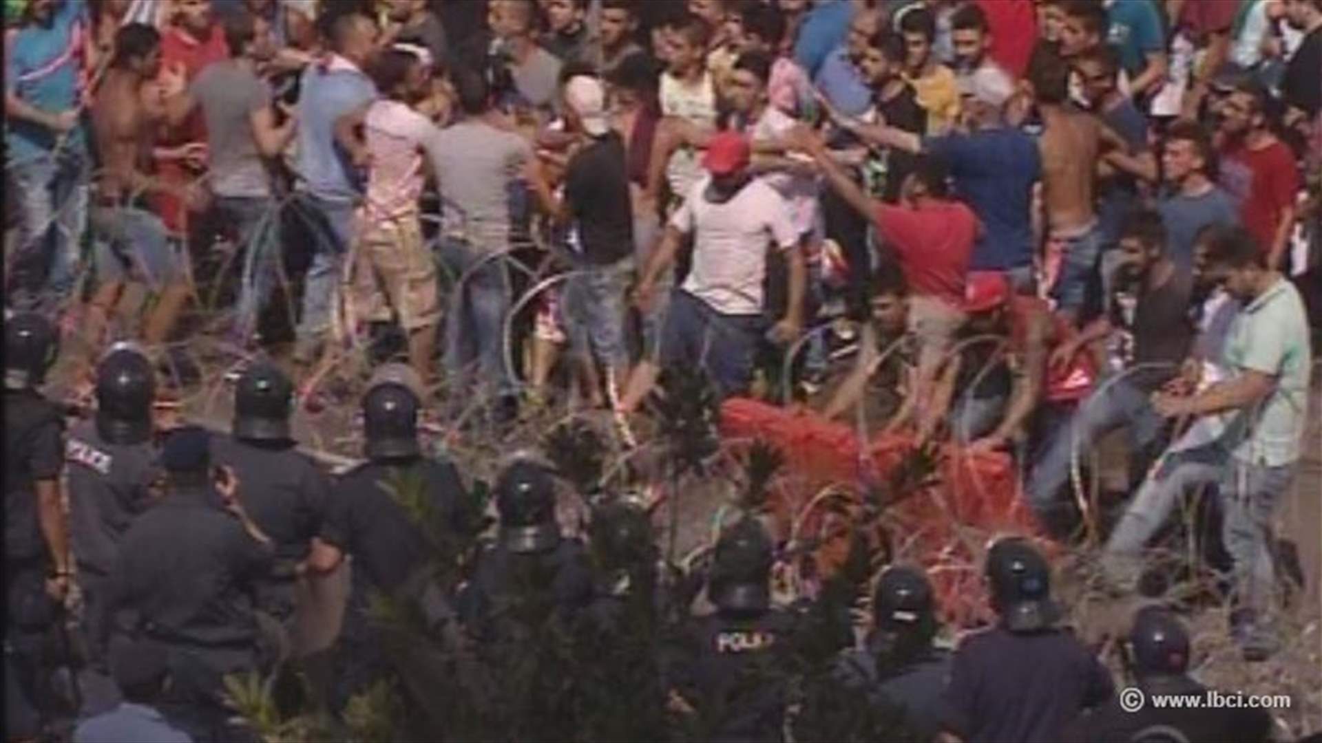 [VIDEO] Protesters attempt to remove barbed wires near the Grand Serail