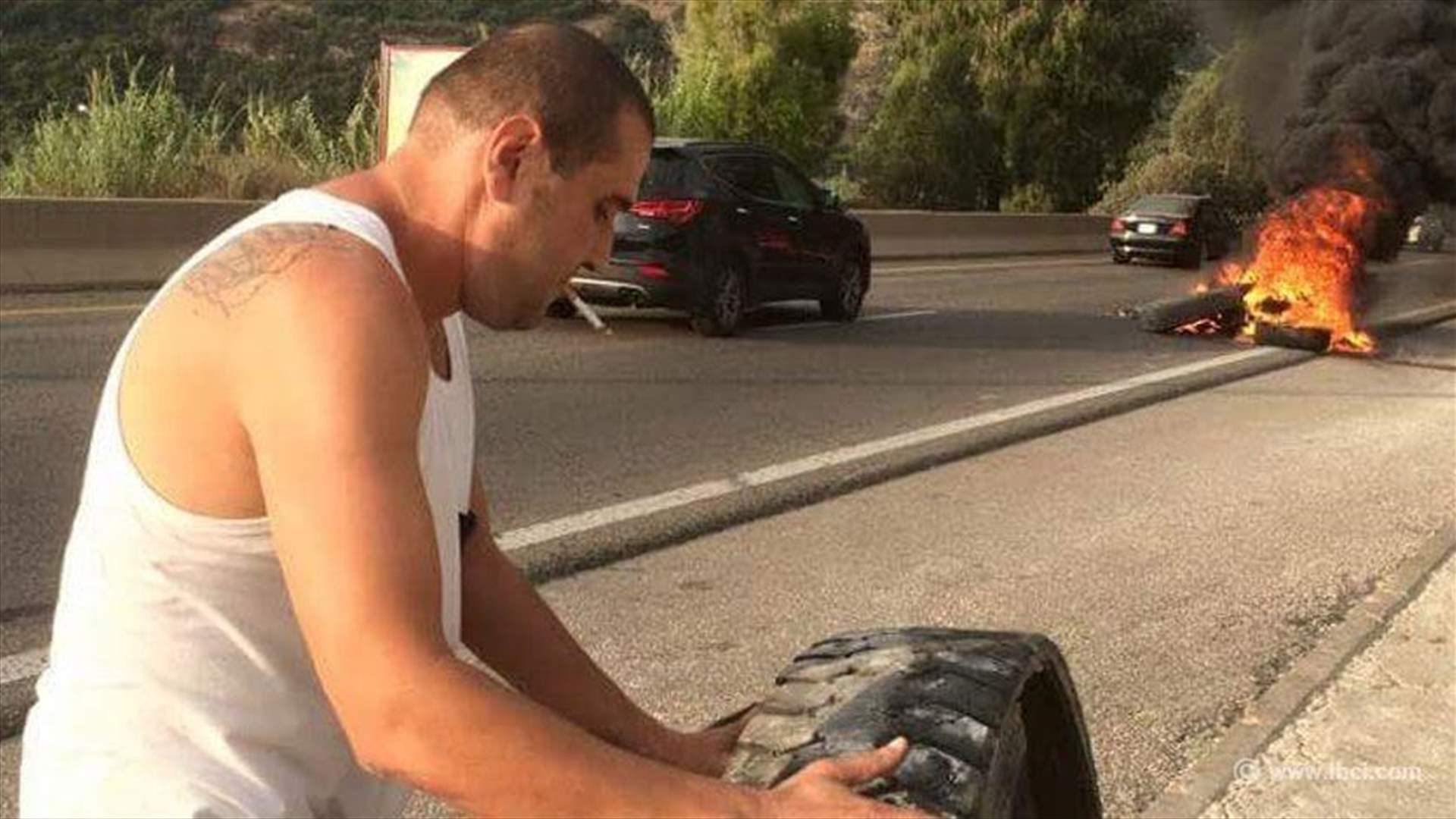 تضامنا مع "طلعت ريحتكم"... الاهالي يقفلون عددا من الطرق الدولية 