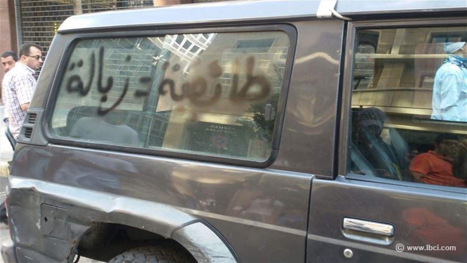 بالصور: مندسّون يعتدون على آليات قوى الأمن
