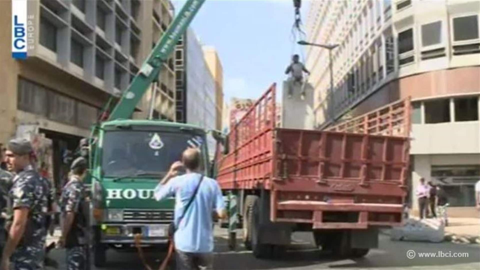 REPORT: Authorities disassemble concrete wall outside Grand Serail