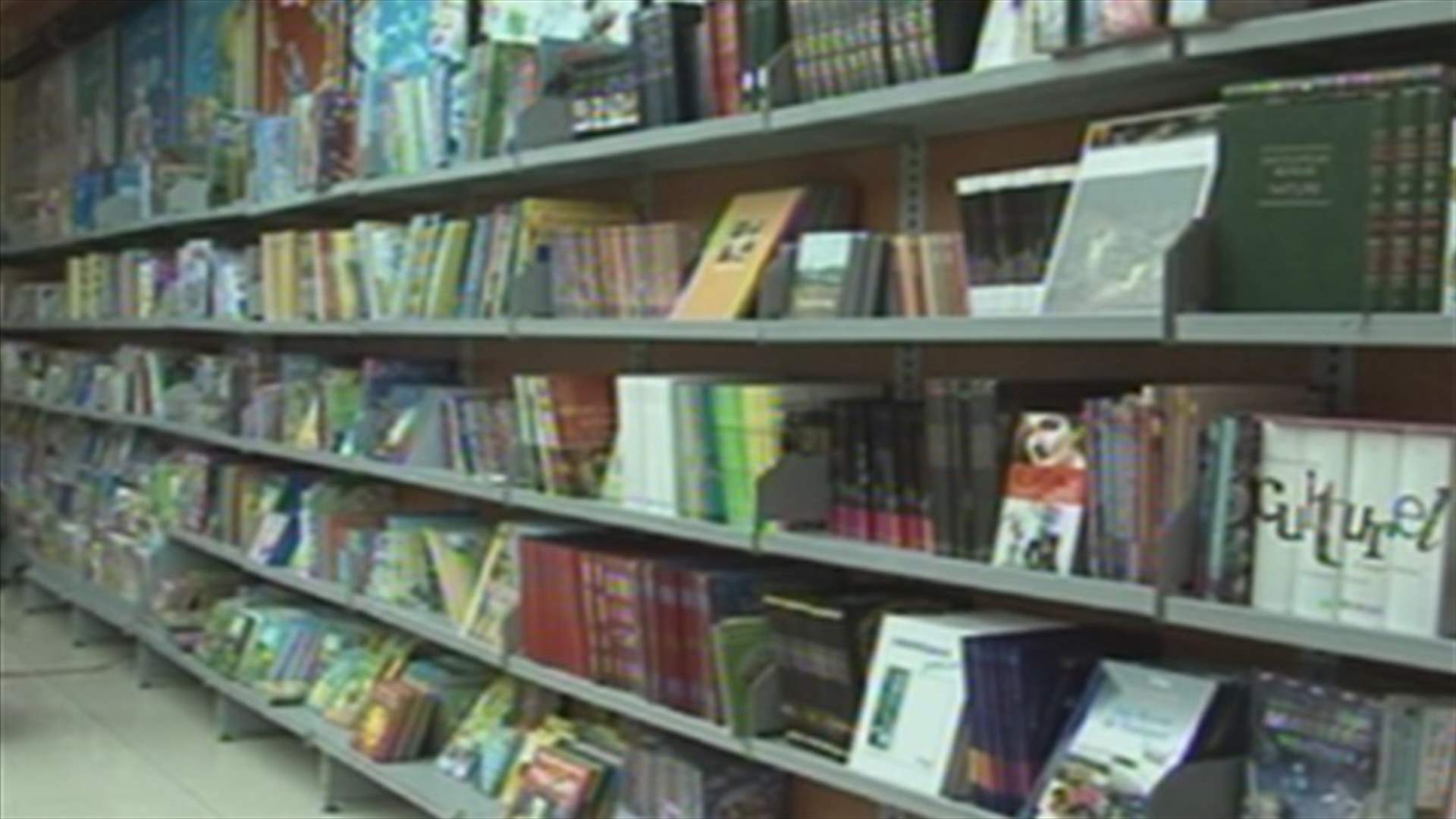 محبو الكتب يرفضون استبدالها بالانترنيت