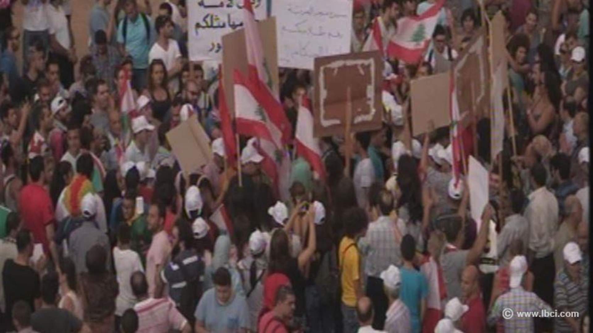 [VIDEO+PHOTOS] Protesters, security forces clash again in Riyad al-Soleh Square 