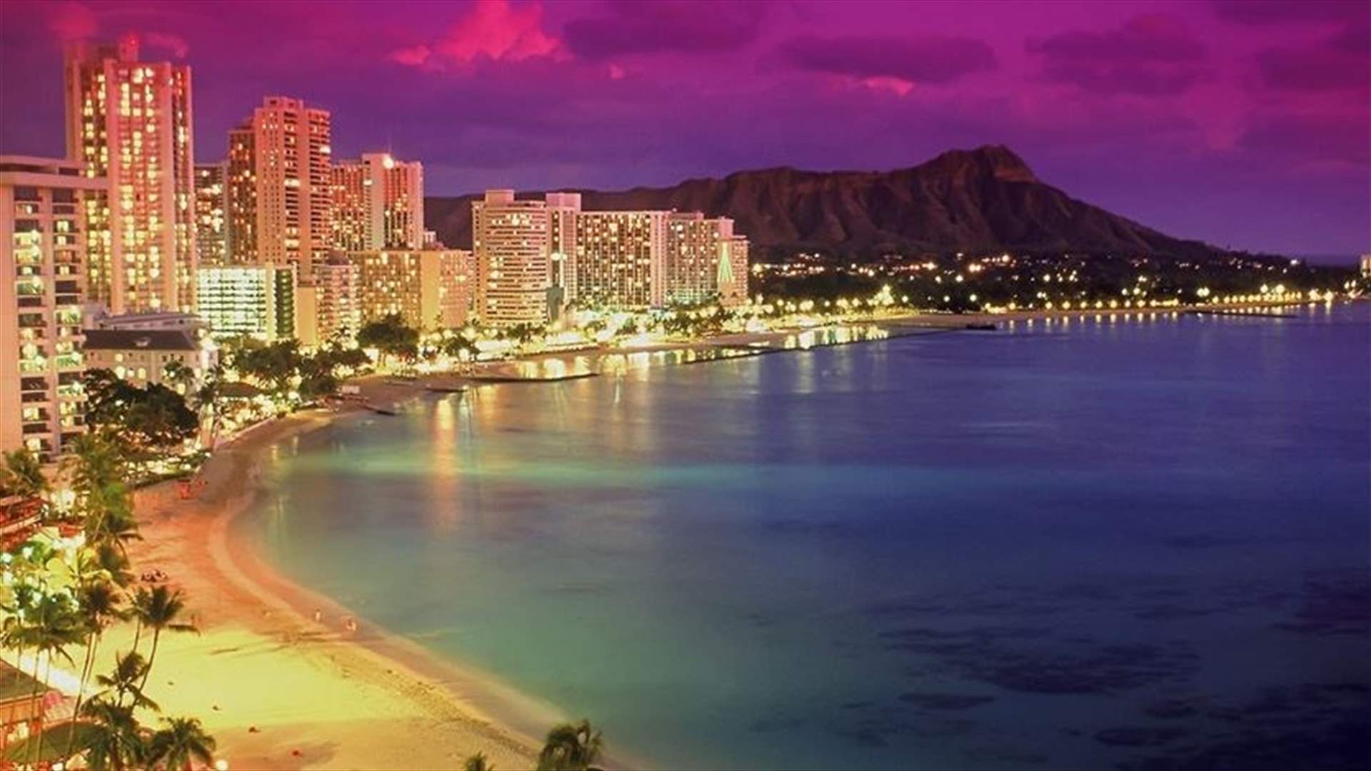 مياه الصرف الصحي تتسبب باغلاق أحد أشهر شواطئ هونولولو