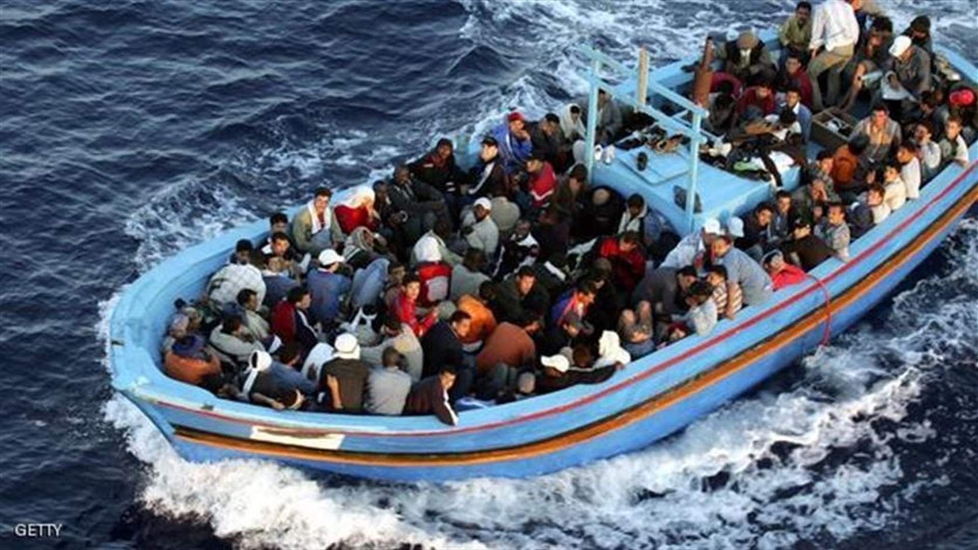 غرق قارب ينقل 400 مهاجرا الى ايطاليا 