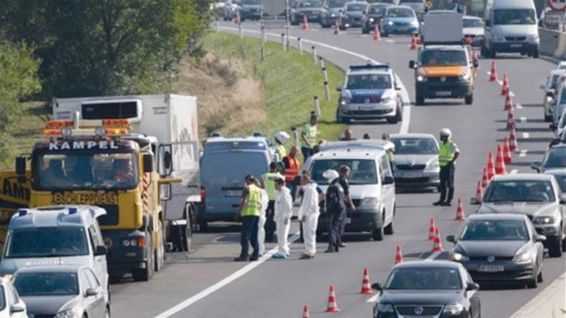 اعتقال ثلاثة في المجر لصلتهم بحادث شاحنة اللاجئين بالنمسا