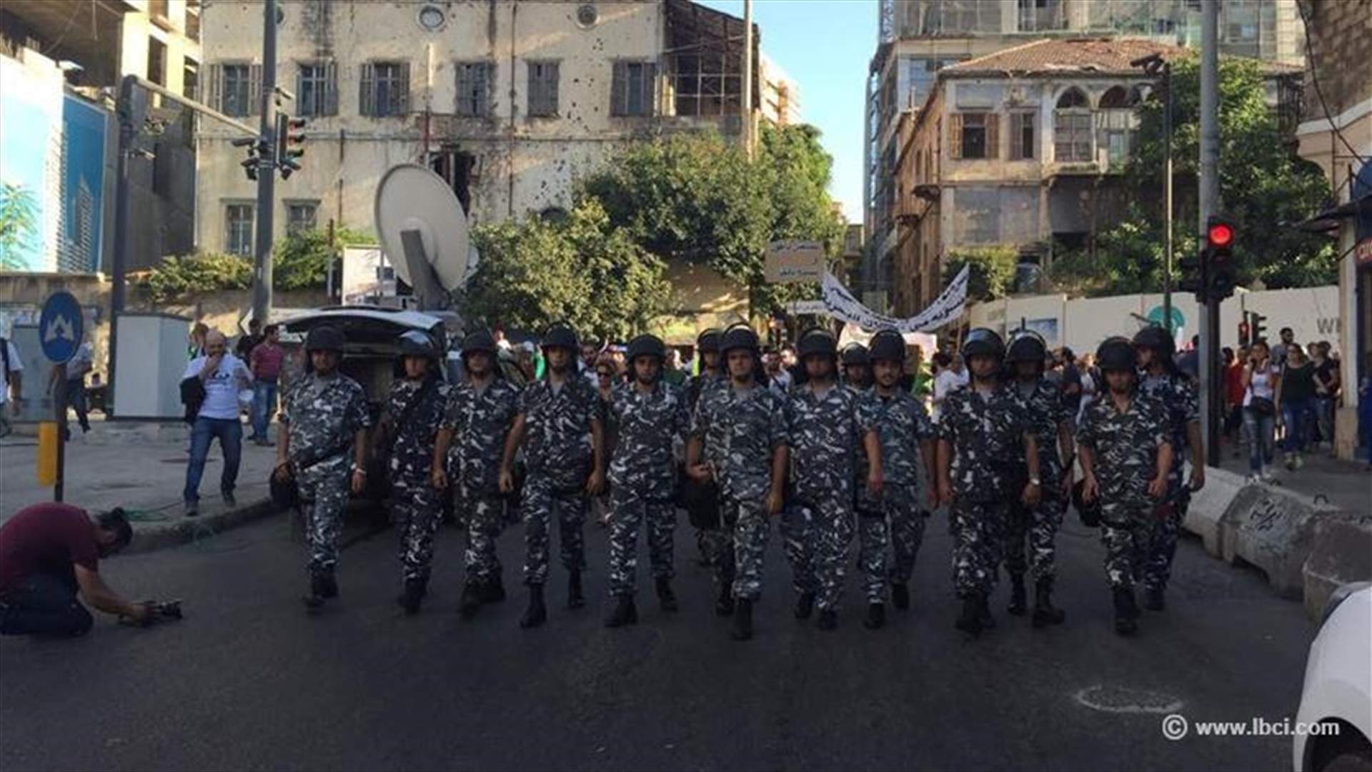 بالصور: عناصر قوى الامن تتقدم مسيرة "طلعت ريحتكم"