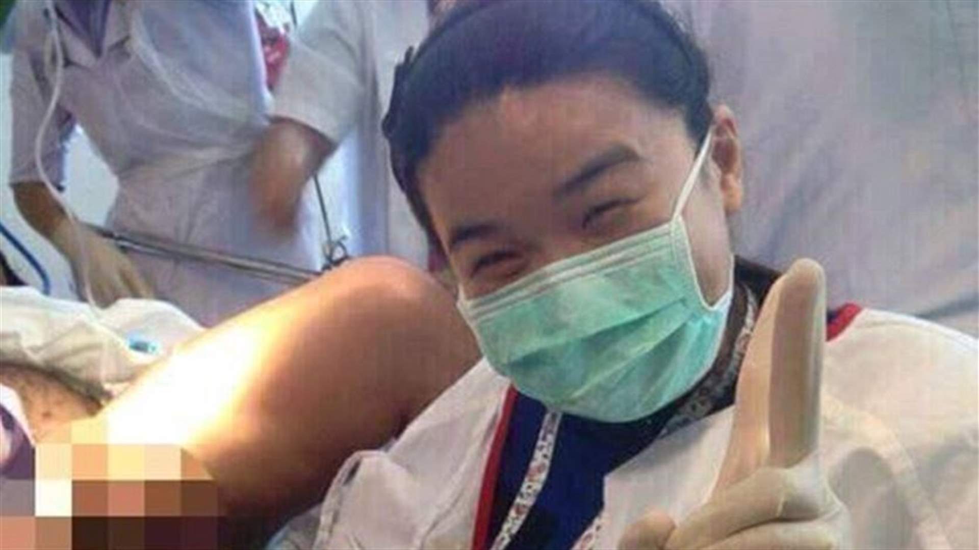طبيبة تتخلى عن مهنيتها بصورة سيلفي داخل غرفة الولادة