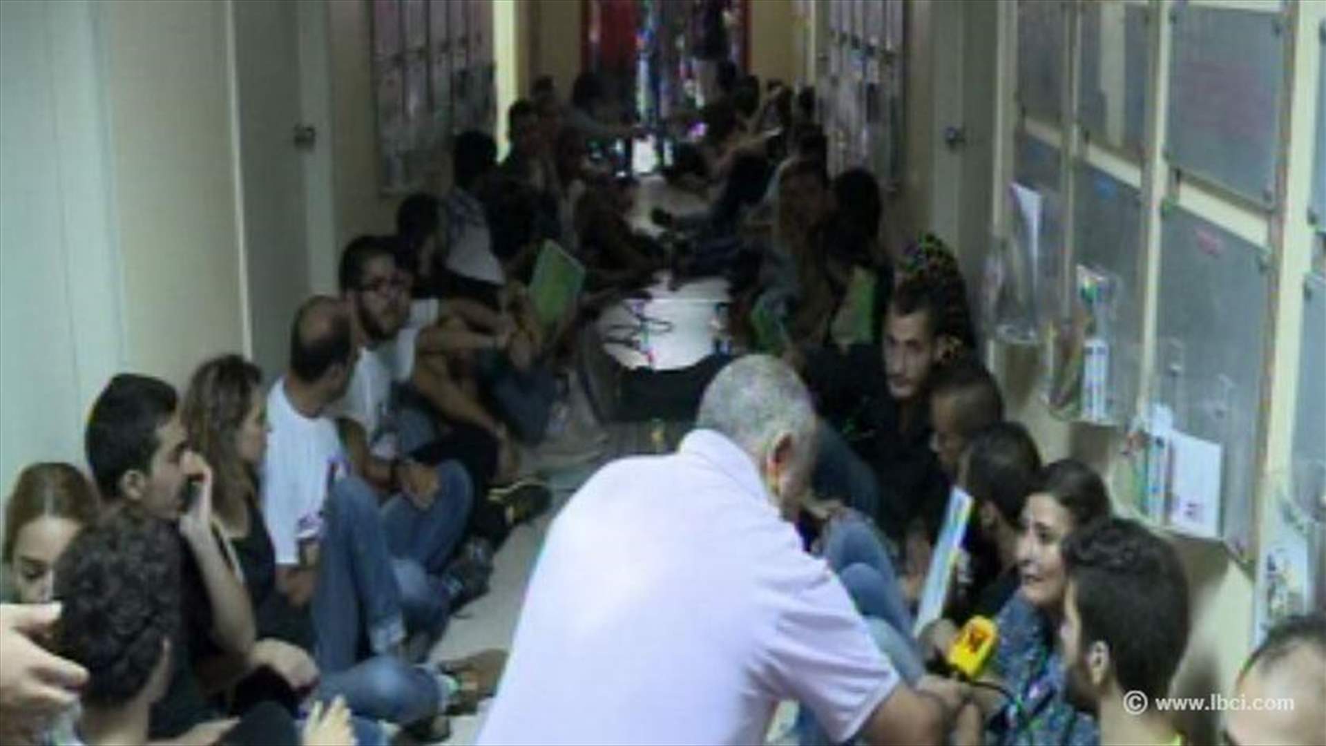REPORT: Lebanon garbage crisis: Activists occupy Ministry of Environment