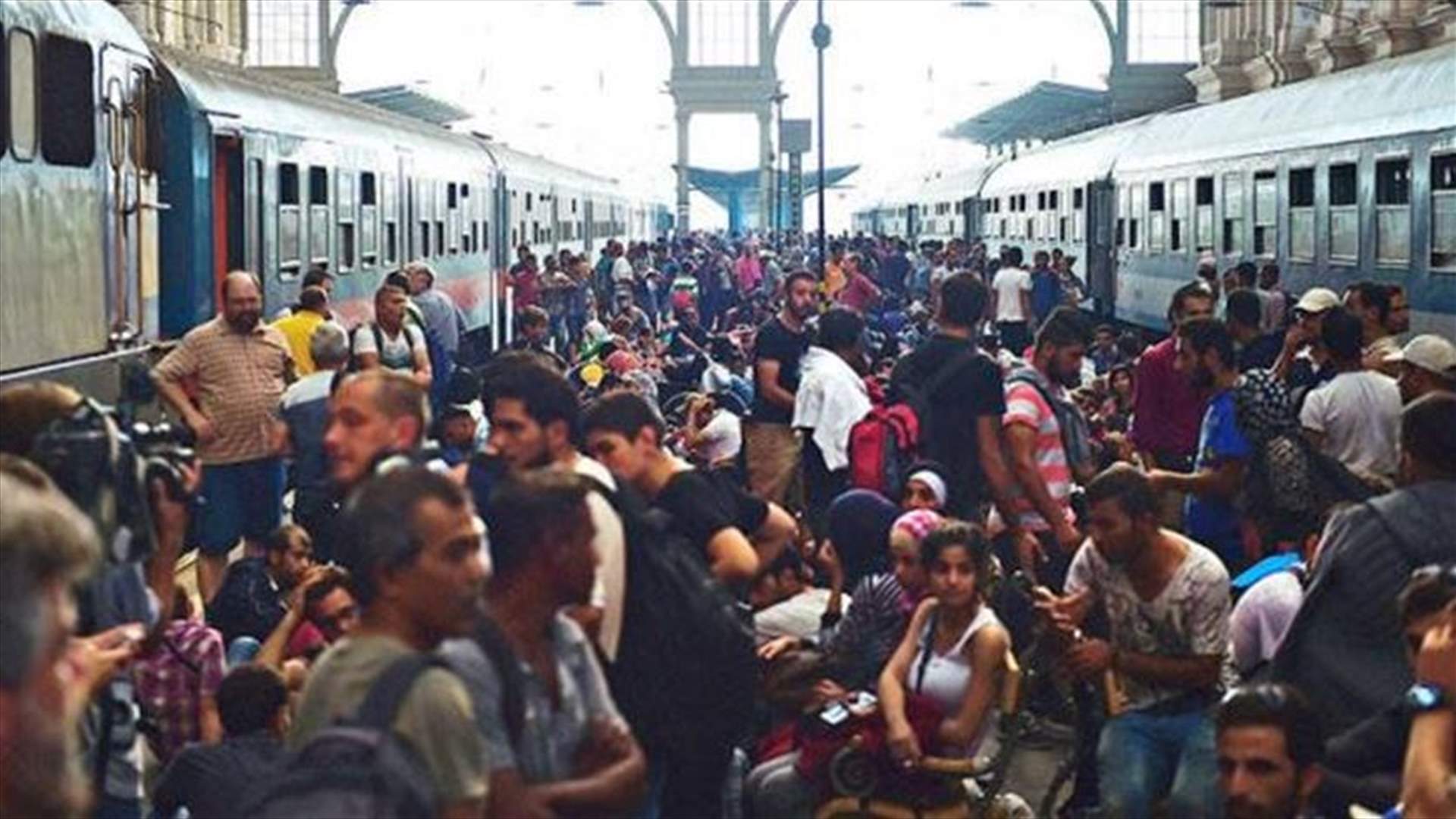 مهاجرون يقتحمون قطارا بمحطة رئيسية ببودابست 