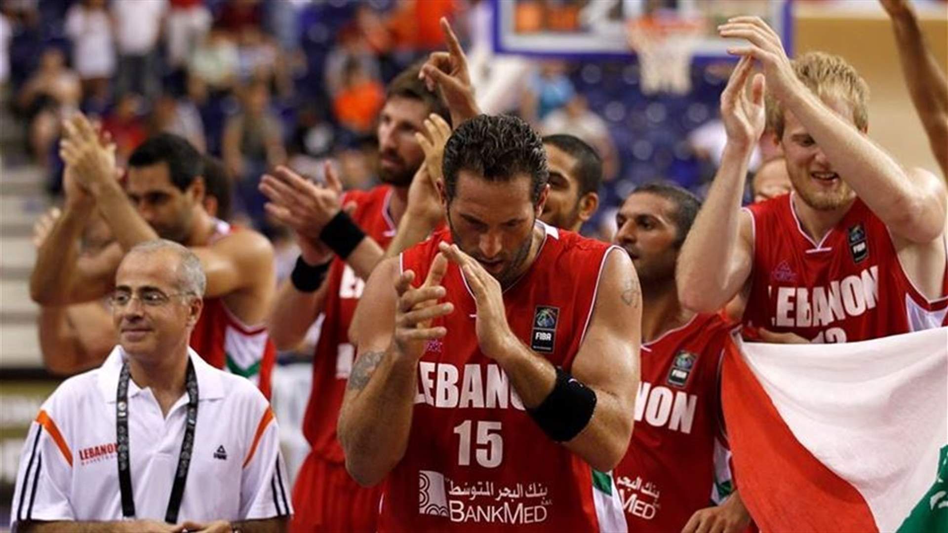 بالصورة - توقيع رئيس الإتحاد اللبناني لكرة السلة على عقد التأمين لفادي الخطيب