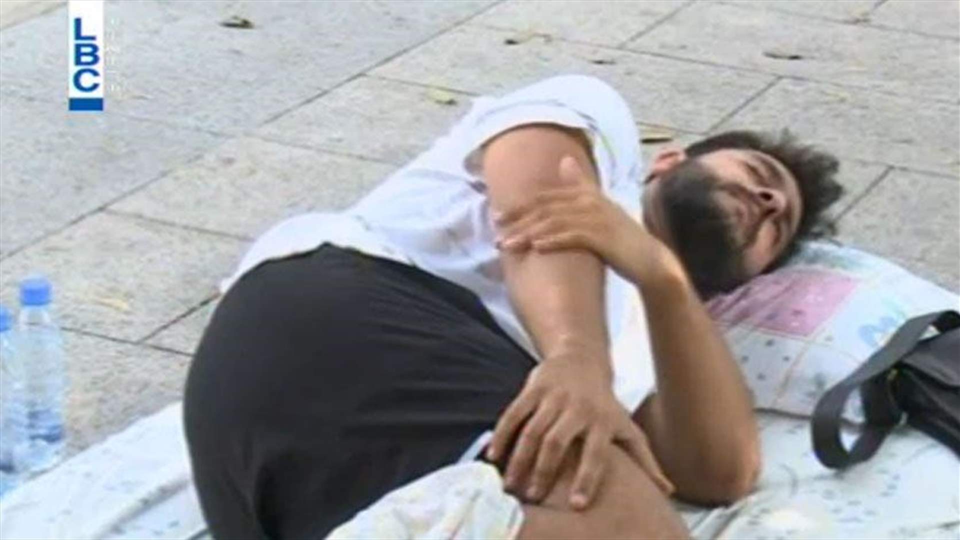 الصليب الاحمر ينقل أحد المضربين عن الطعام  الى المستشفى  