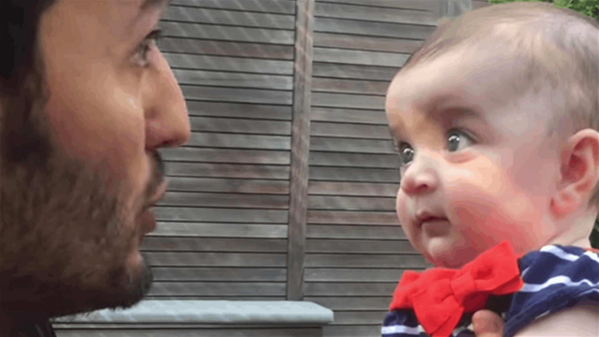 بالفيديو: طفل يعاني من "أزمة وجودية" عند اكتشاف أسرار الكون