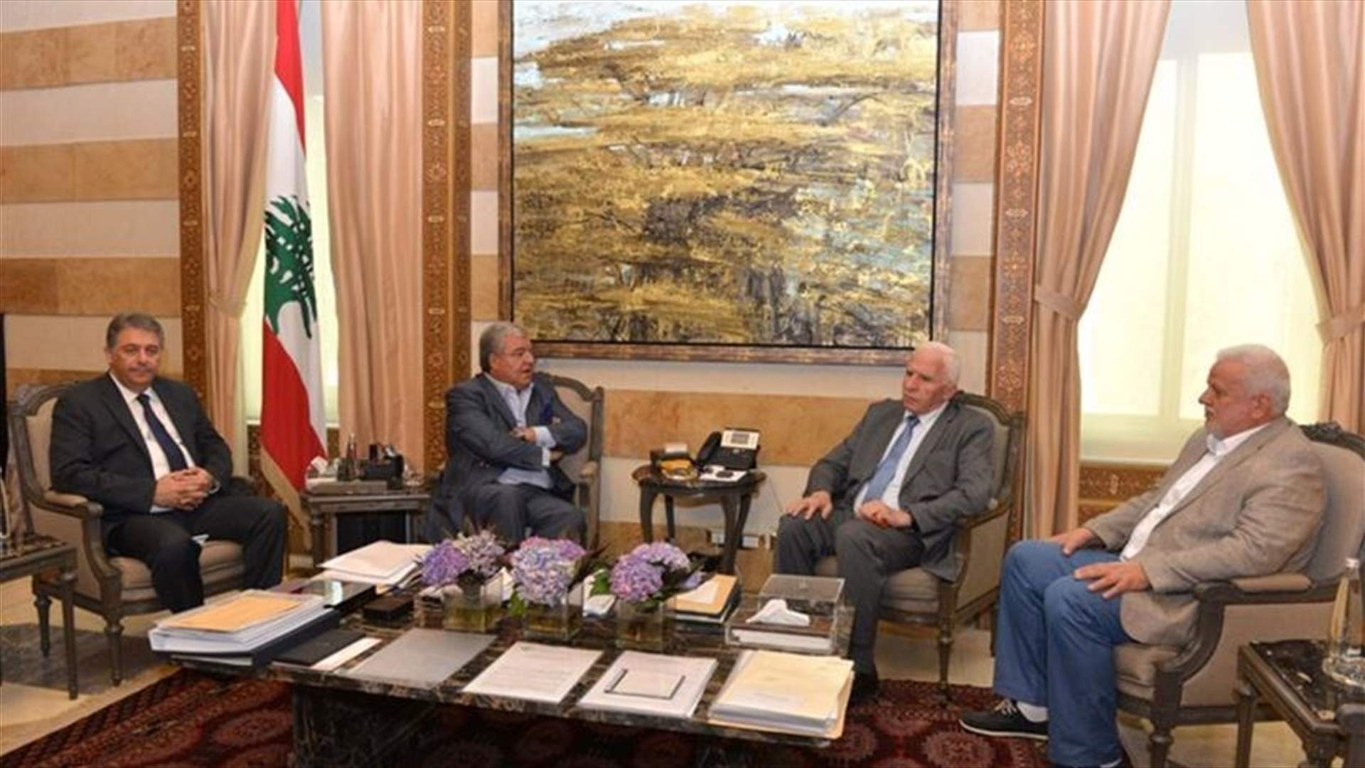 المشنوق عرض مع وفد فلسطيني التنسيق الامني وقضايا المخيمات