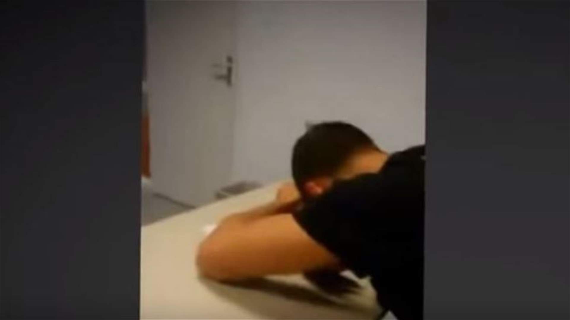 بالفيديو: أستاذ يفقد أعصابه ويُعاقب تلميذه بهذه الطريقة!
