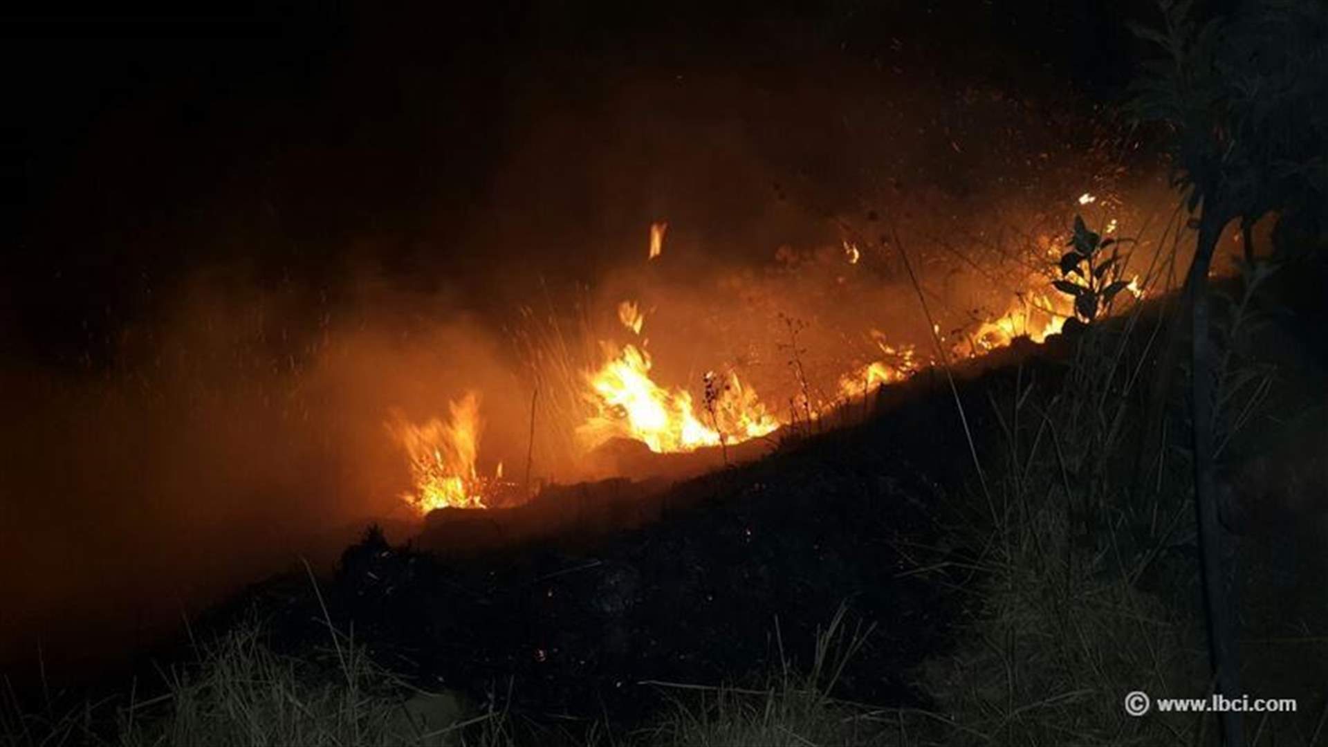 حريق كبير في منطقة سيدة الدرجة في حراجل