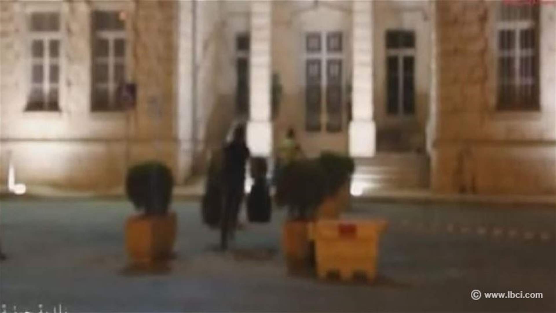 [PHOTOS] Tripoli’s trash thrown outside Jounieh’s municipality building
