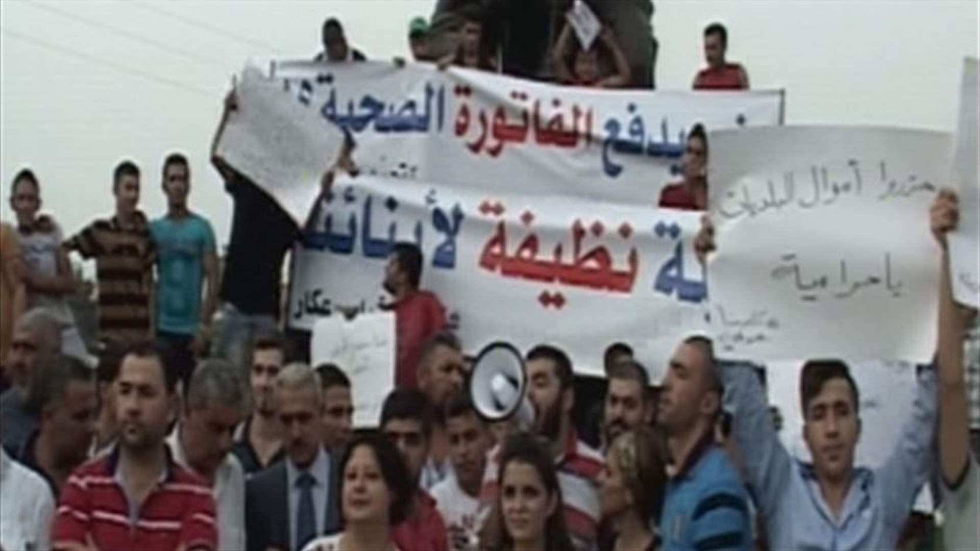 خيمة في ساحة العبدة لمنع دخول شاحنات النفايات