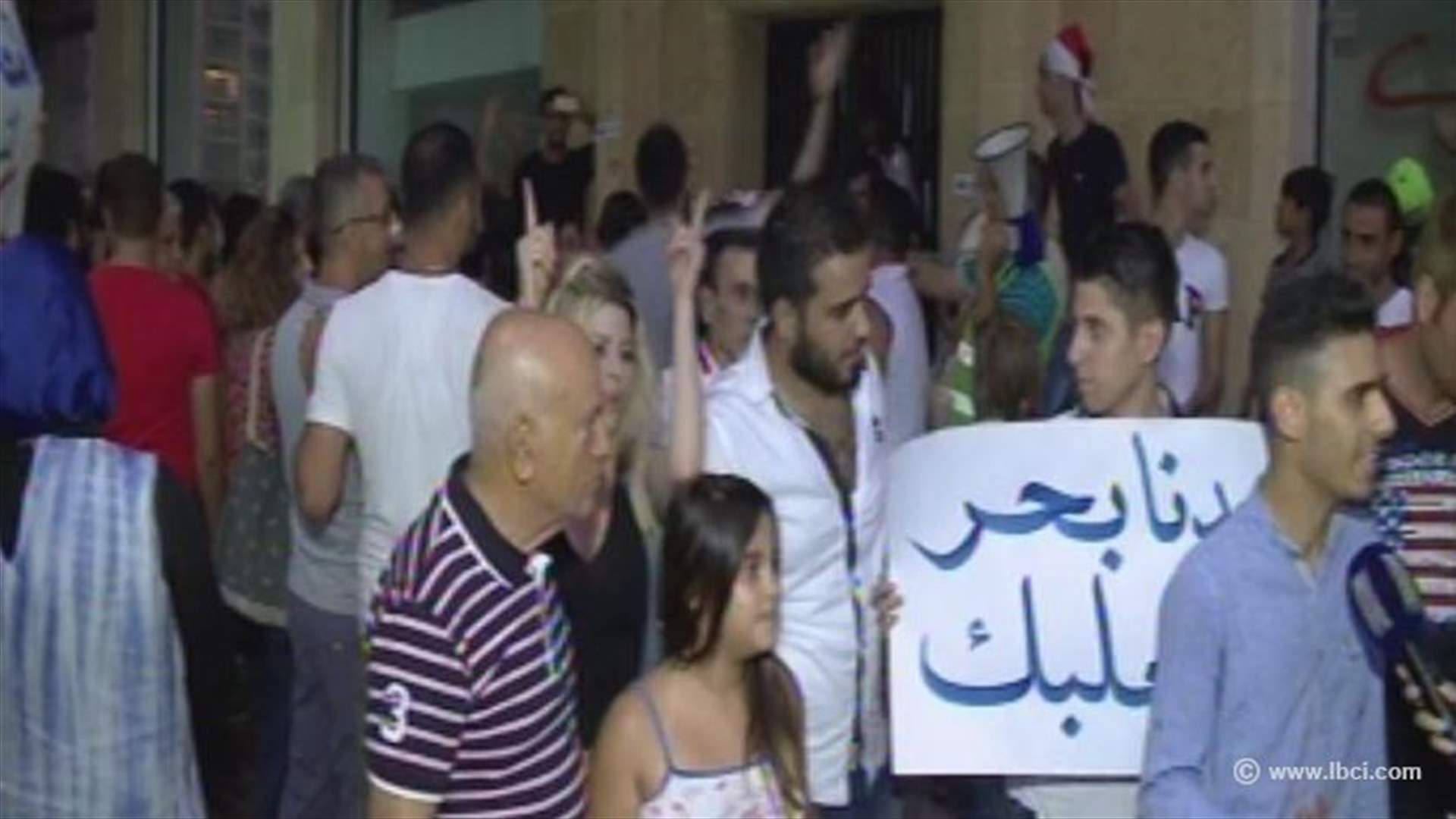 مسيرة تضامن مع المضربين عن الطعام تطرق أبواب وزارة البيئة 