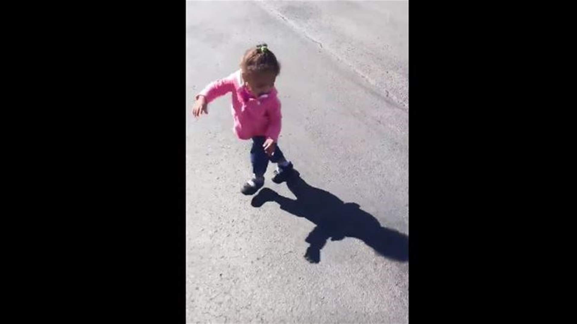 بالفيديو: طفلة تهرب من ظلّها