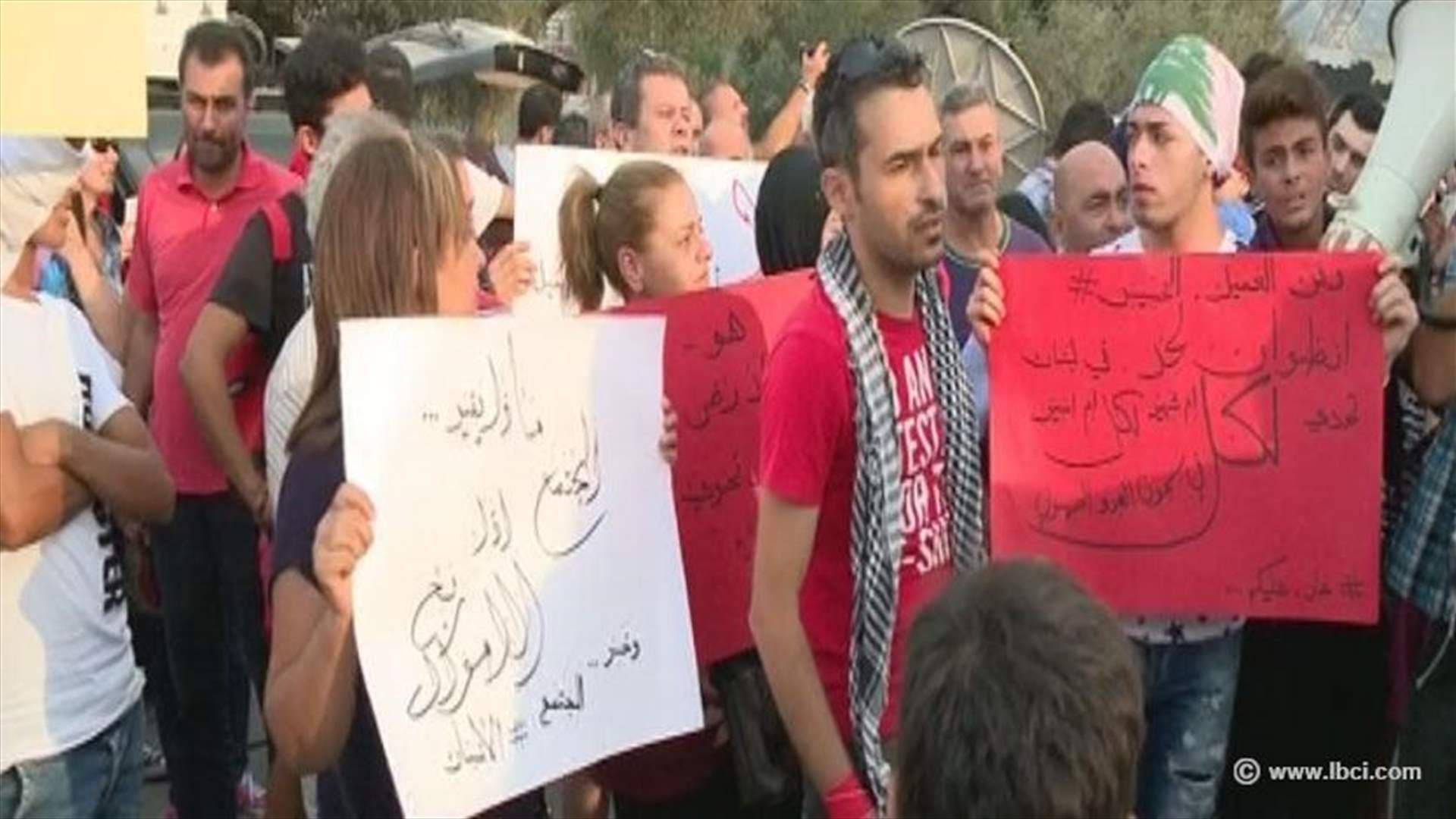 اعتصام على طريق المطار رفضاً لدفن لحد بلبنان