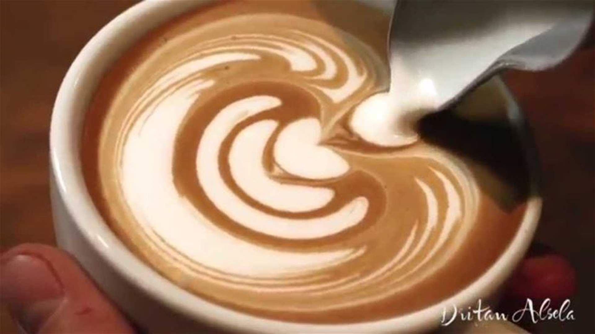 بالفيديو: حين يتحوّل تحضير القهوة إلى فنّ