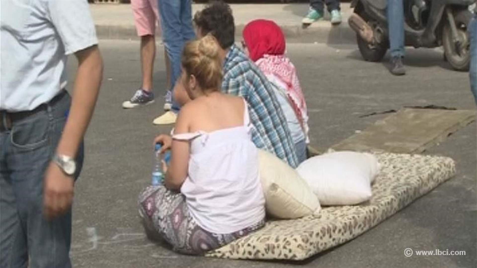 بالصور: الناشطون يفترشون طريق ساحة الشهداء