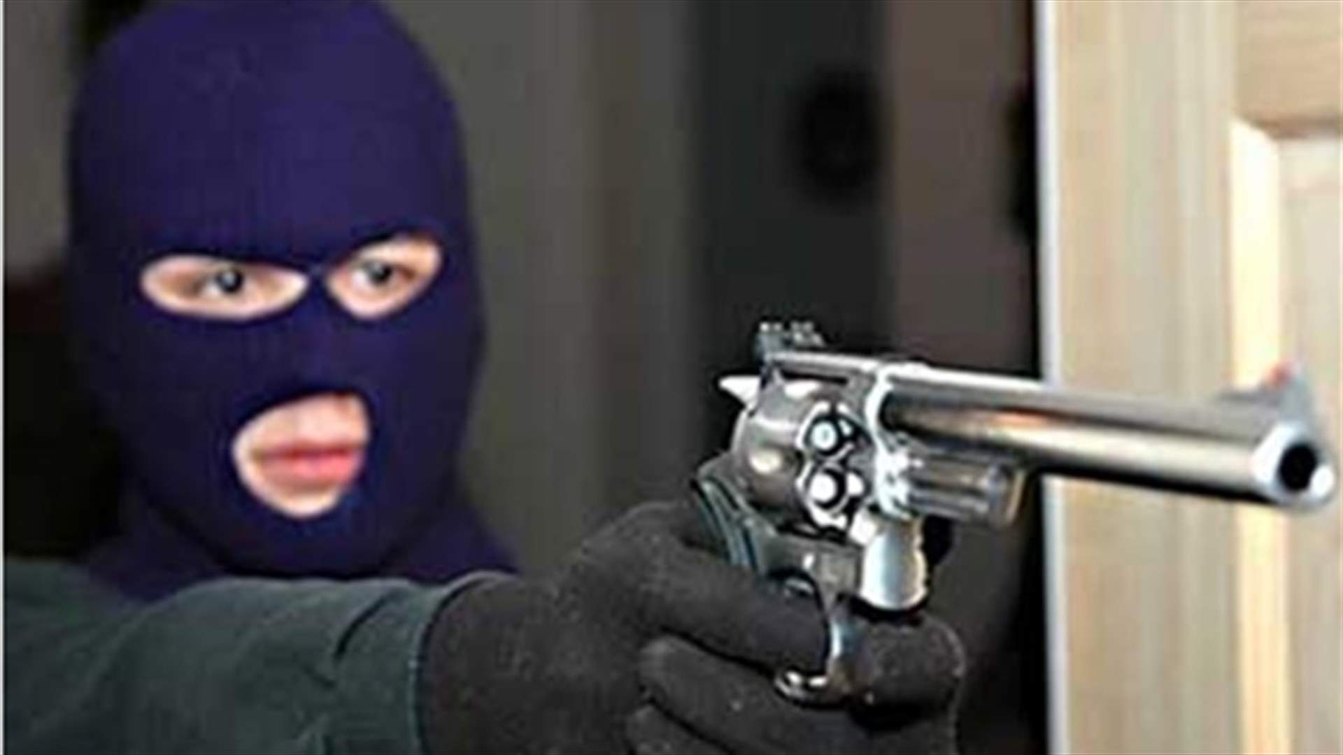 مسلحون يسرقون محلاً في زحلة ويعتدون على صاحبه بالضرب