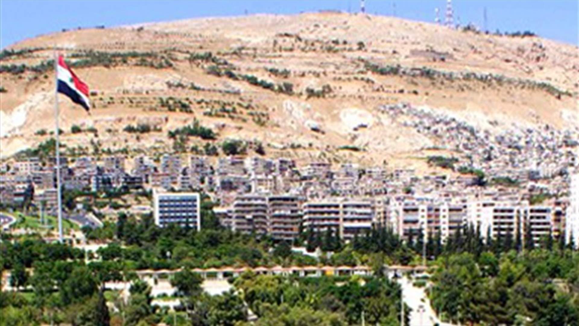 Army fights defectors near Damascus 