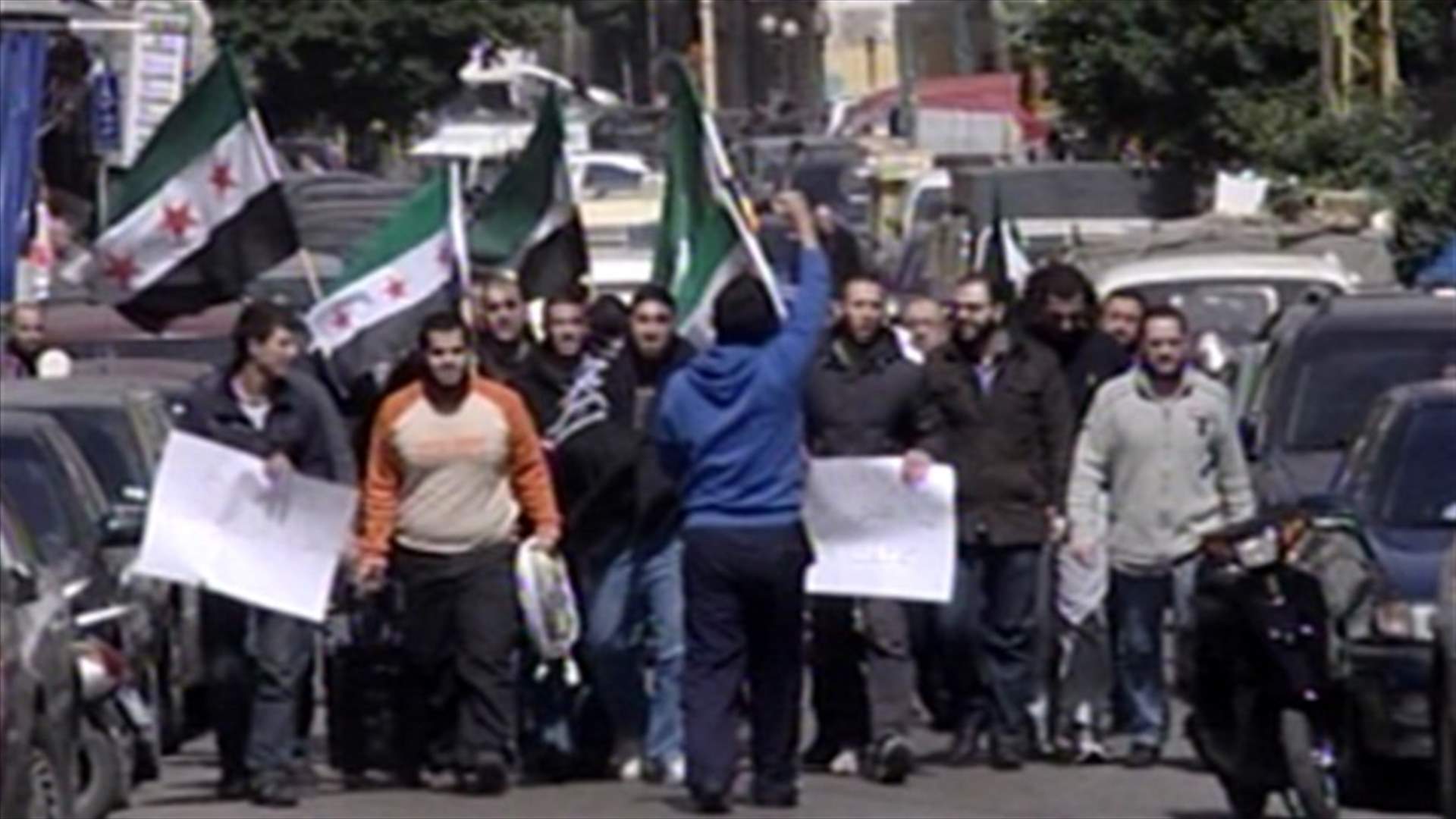 تظاهرة منددة بزيارة السفير علي للمفتي قباني...وتحرك مقابل لحزب البعث