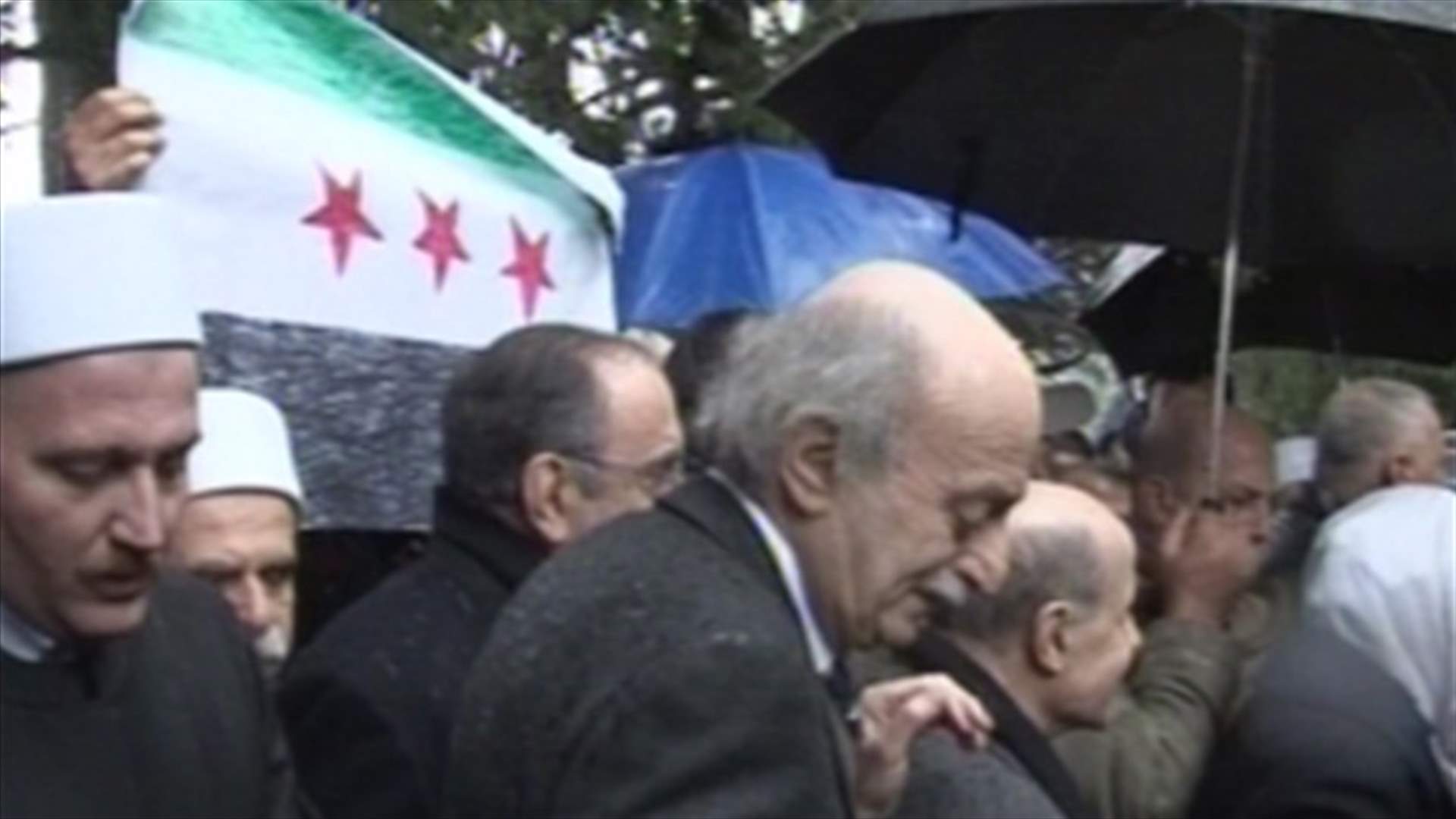 Jumblatt places Syrian revolution flag on his father's grave 