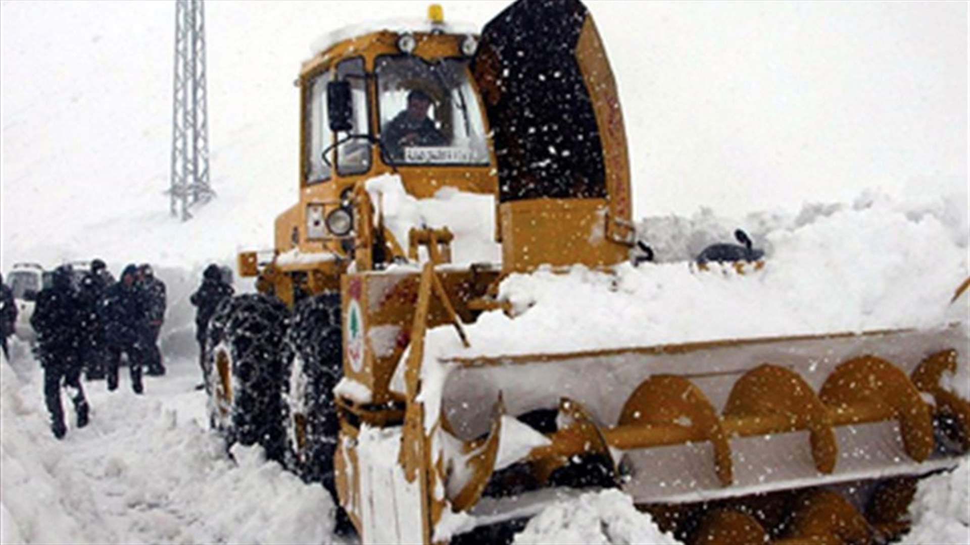 Snow traps cars on Dahr el Baydar road 