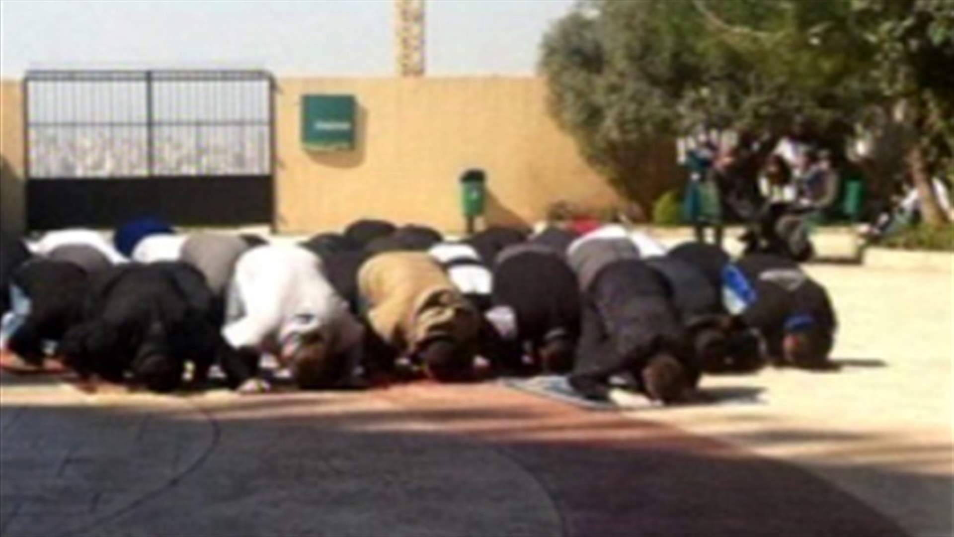 إصرار طلاب شيعة على أداء الصلاة في حرم الجامعة الأنطونية يتسبب ببلبلة