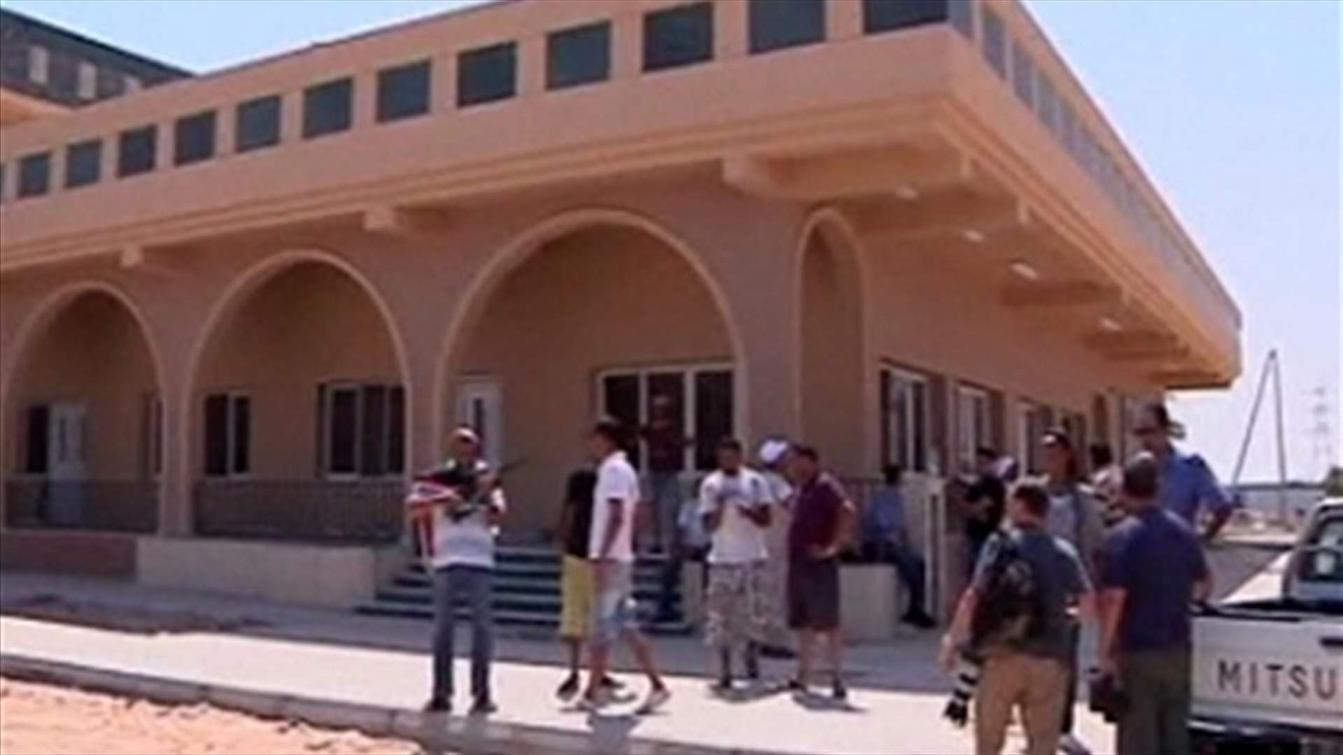  مطار طرابلس بقبضة الثوار...والقذافي متوار