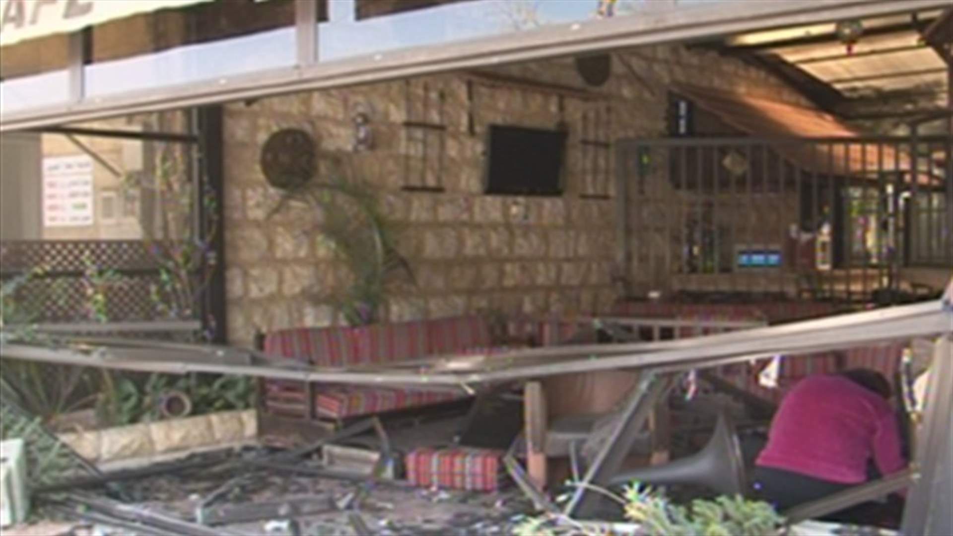 Car careens into a Dekwaneh restaurant, causes material damage 