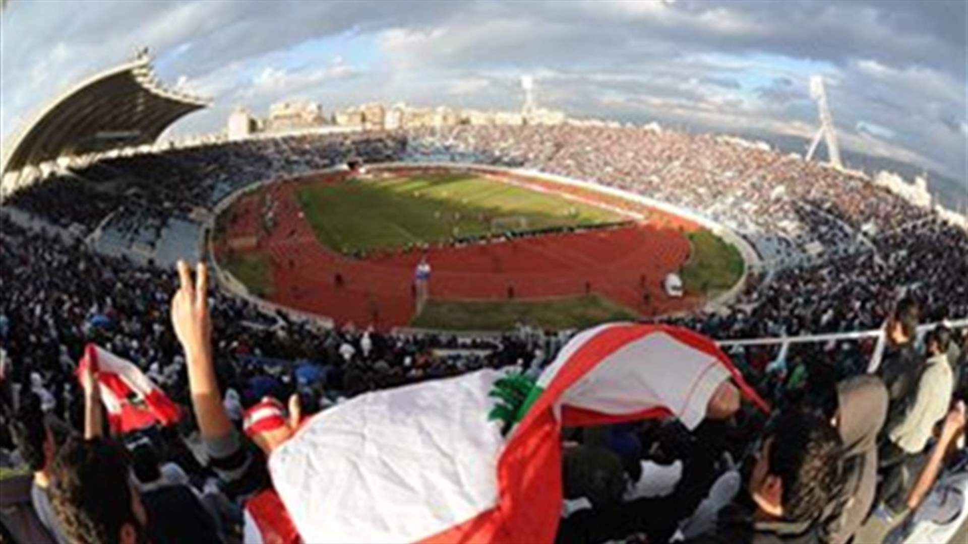 Football fans wait outside stadium, shut down Kola road 