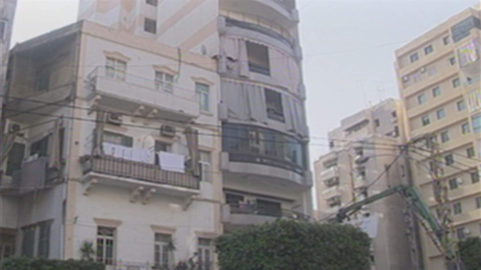مبنى جديد مهدد بالسقوط
