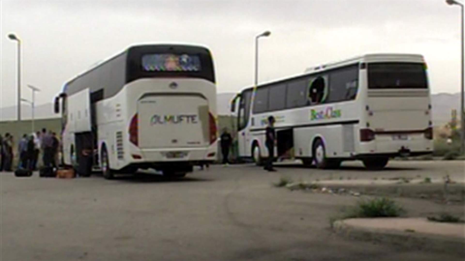 6 killed, 21 injured in an armed attack on a bus in the Syrian side of al-Qaa