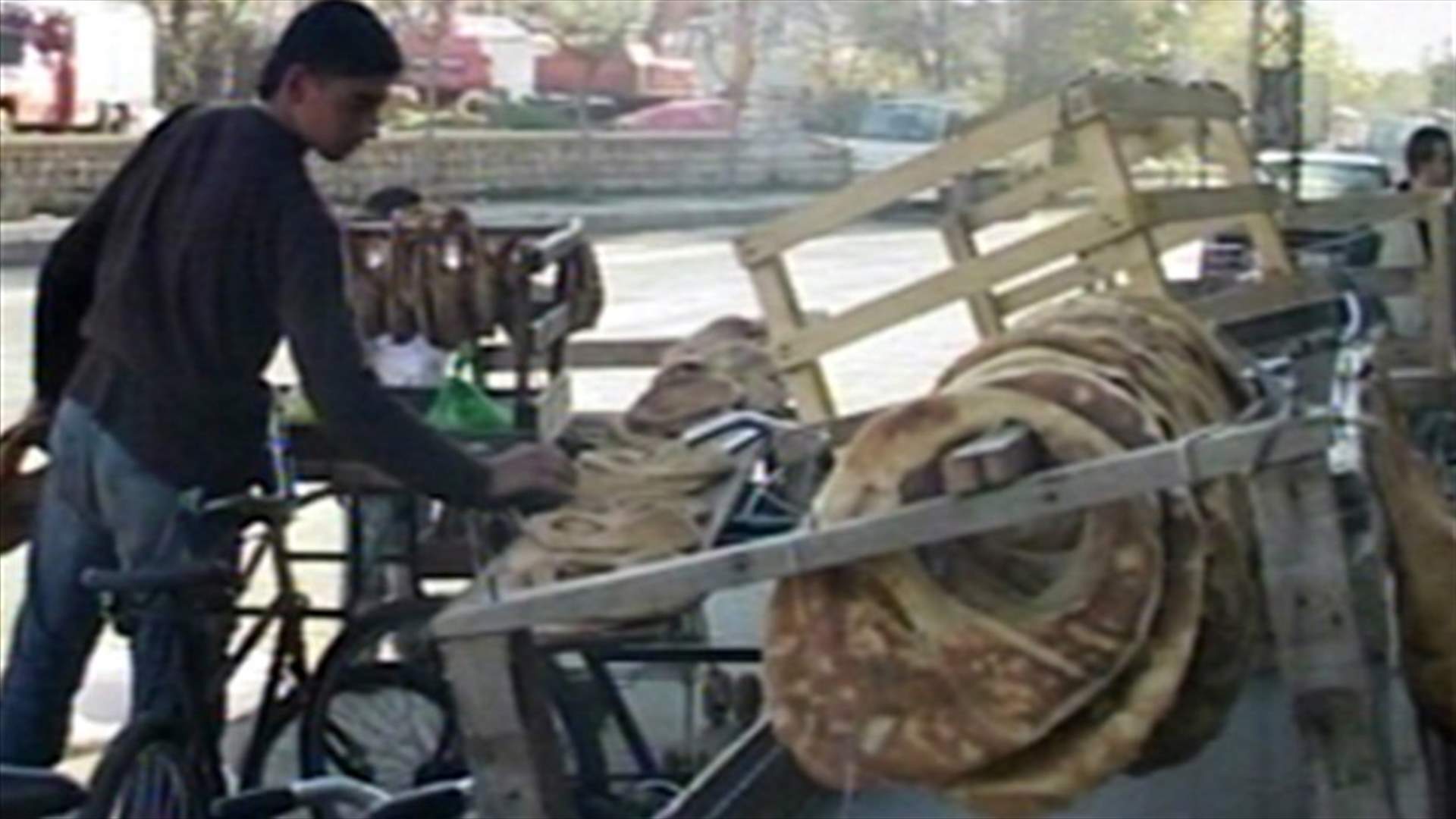 دراجة أو عربة وصندوق خشبي وبوق عدّة عملهم ...انهم بائعو الكعك
