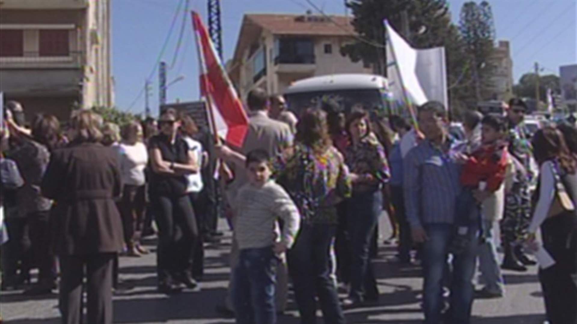 Mansourieh residents block road to jolt high-voltage line installation   