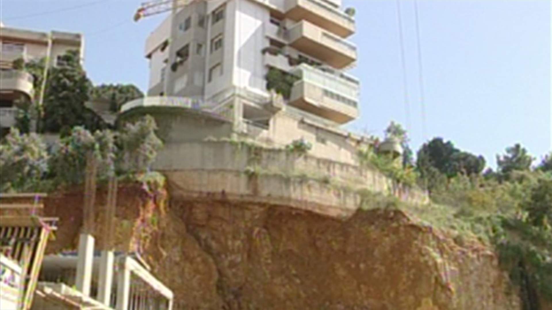 Residents of Mtayleb building protest against adjacent excavations