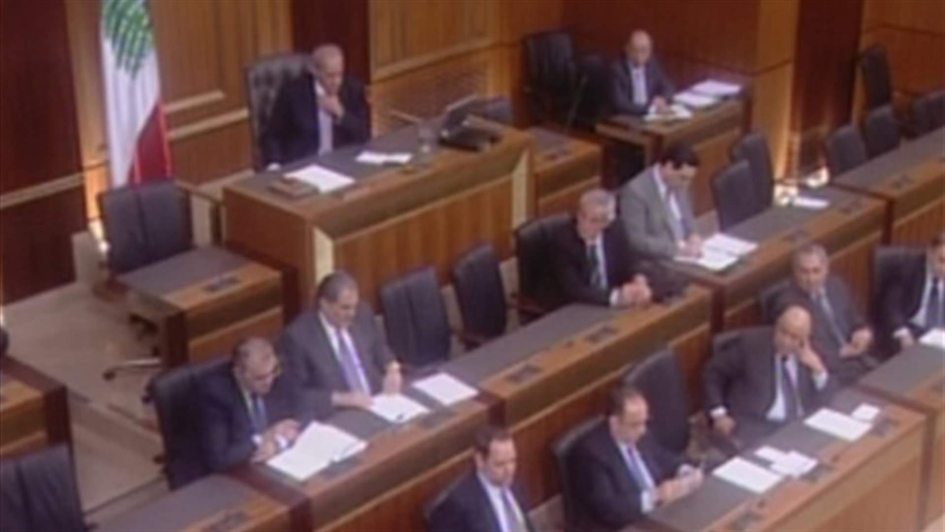 What are the conditions set by MP Gemayel to refrain from withdrawing cabinet confidence? 