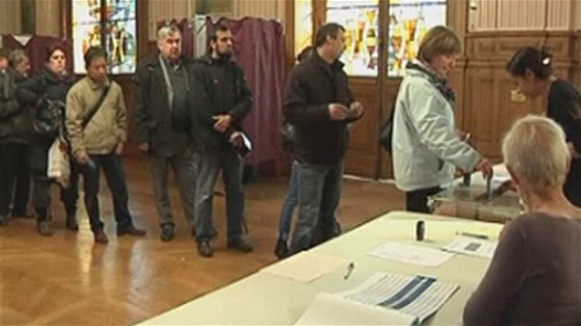 Hollande leads French first-round vote, far-right surges