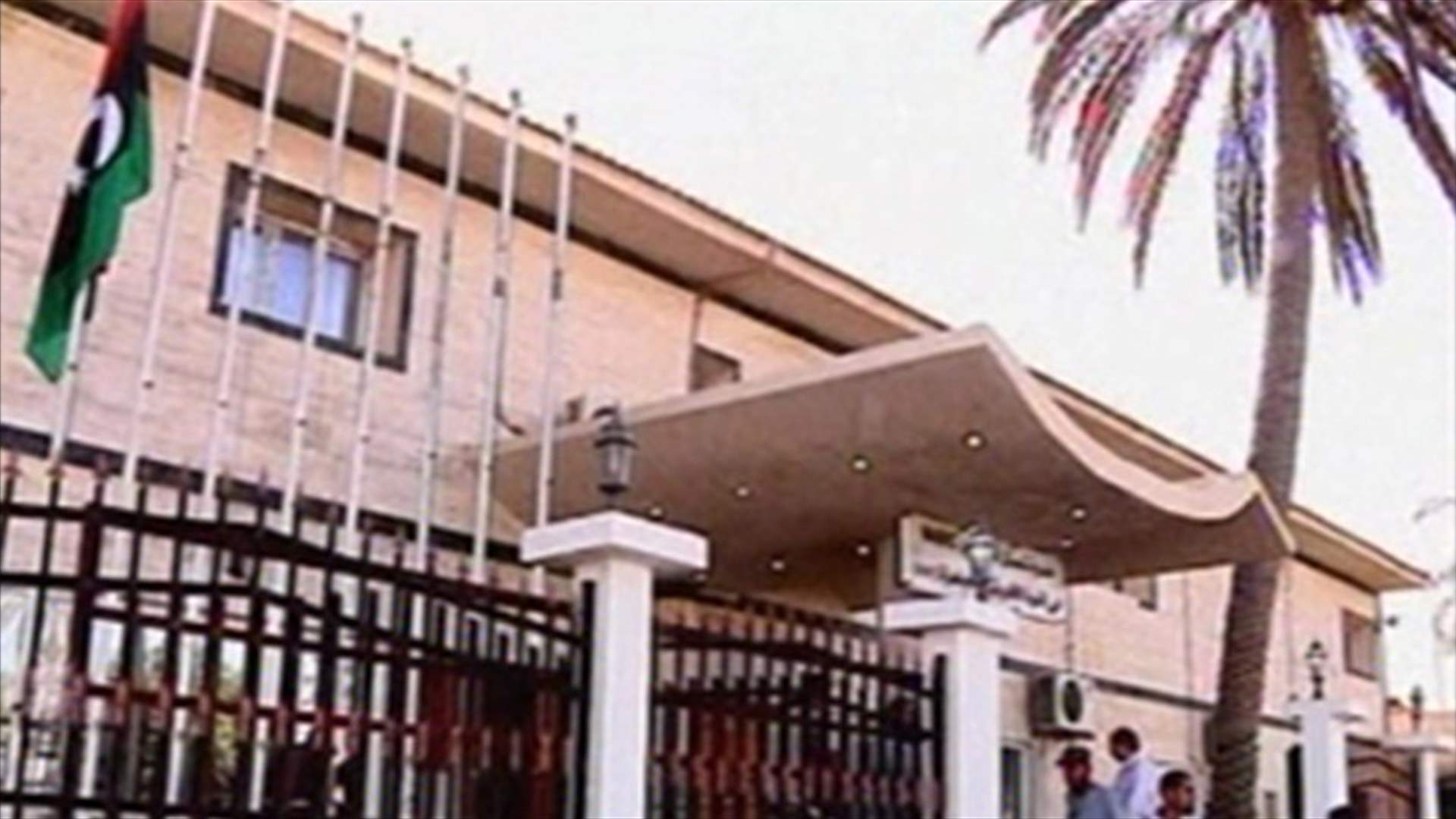 بدء العملية الانتقالية الديمقراطية في "ليبيا الحرة" من باريس رغم وجود القذافي في ليبيا