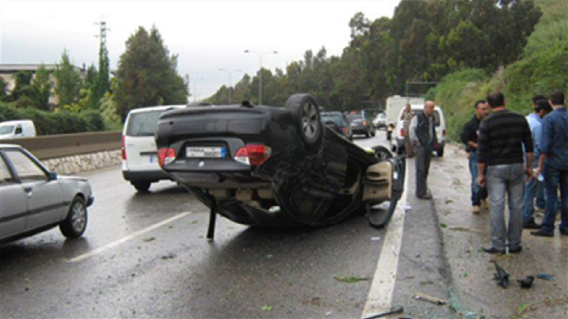 جريحة بانقلاب سيارة على اوتوستراد جبيل 