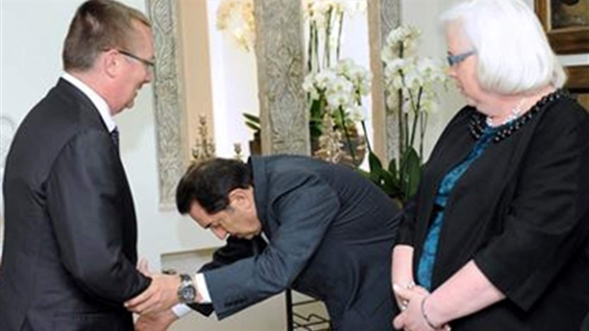 Harb scoffs at a photo of himself published by As-Safir