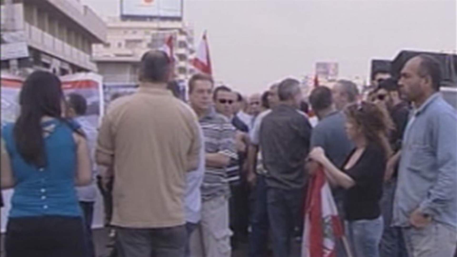 Jal el-Dib residents begin their planned sit in across Jal el-Dib highway