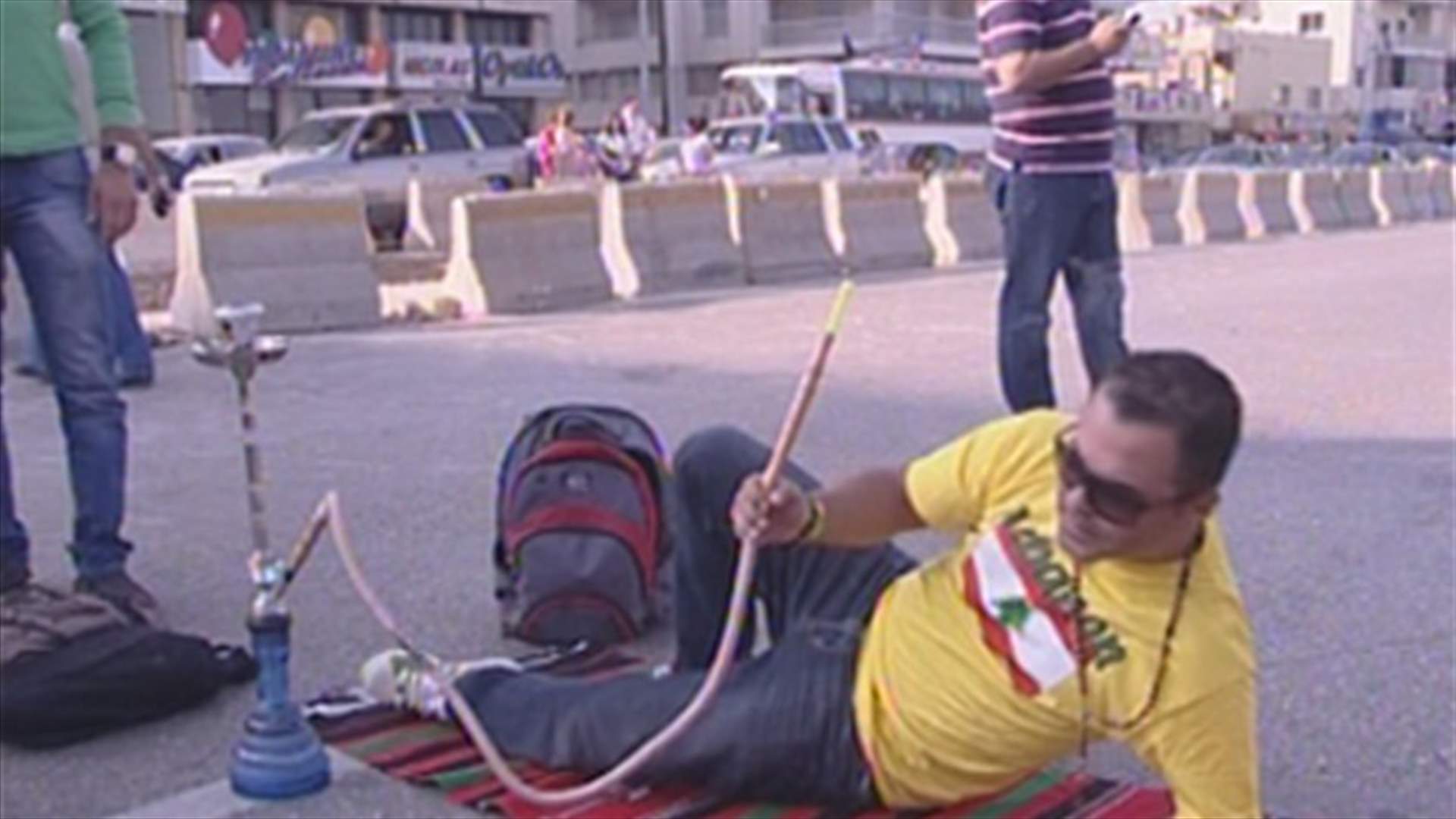 اعادة فتح أوتوستراد جل الديب بعد حالات اغماء جراء احتجاز المواطنين بسياراتهم 