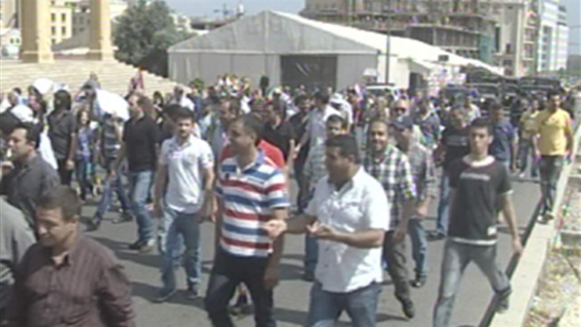 عمال كهرباء لبنان قطعوا طريق كورنيش النهر احتجاجا على عدم تثبيتهم