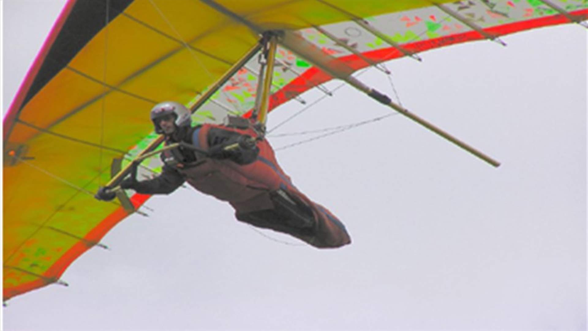 French paraglider crash-lands in Zahle